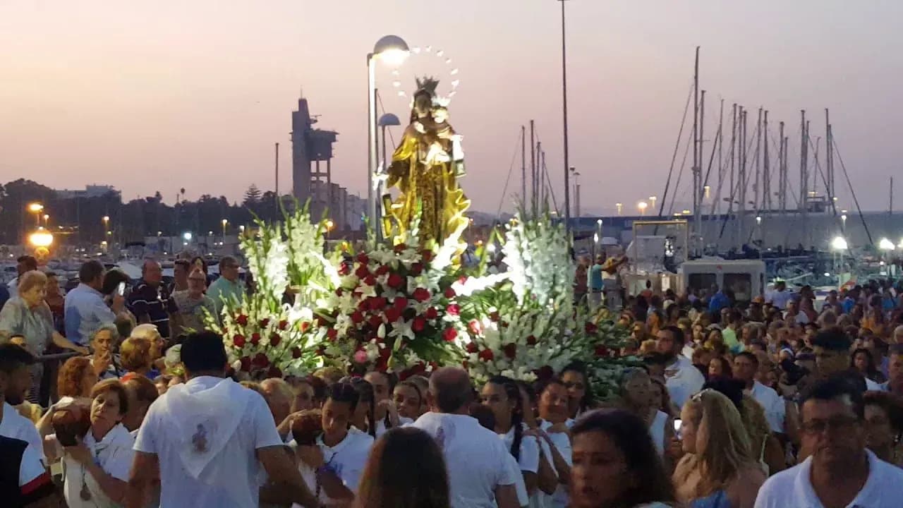La gente de mar celebra la festividad de la Virgen del Carmen