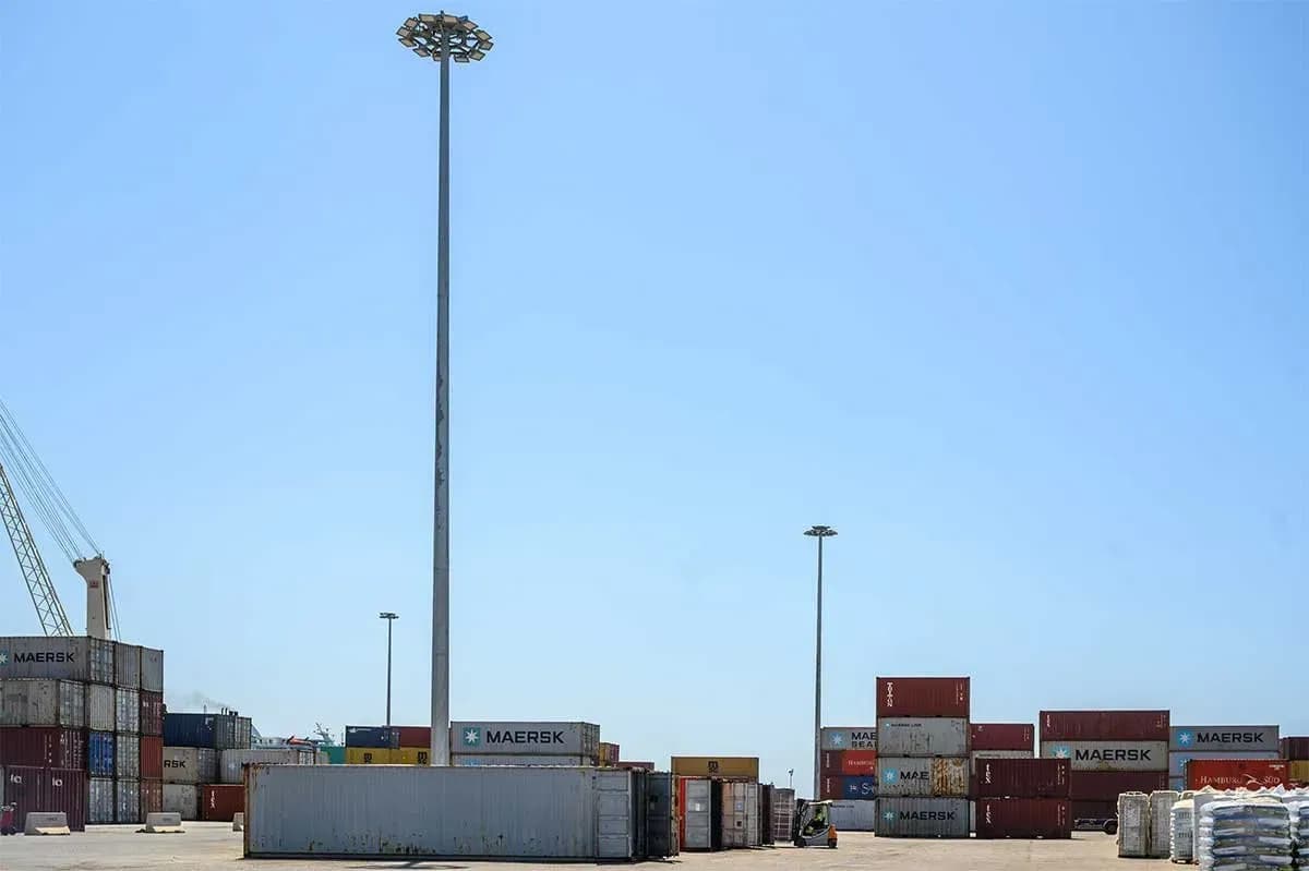 El Puerto de Almería renueva el alumbrado del Muelle de Poniente con torres de alta eficiencia energética