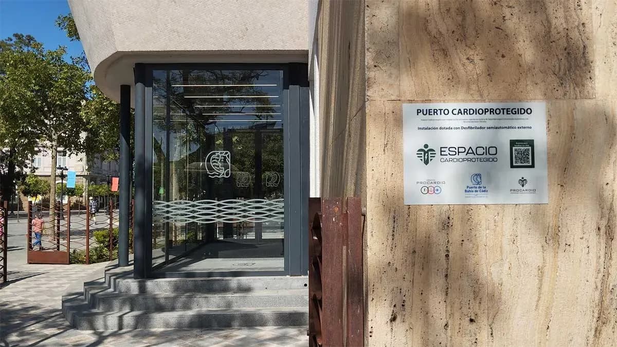 El Puerto de la Bahía de Cádiz incorpora desfibriladores en sus cuatro dársenas