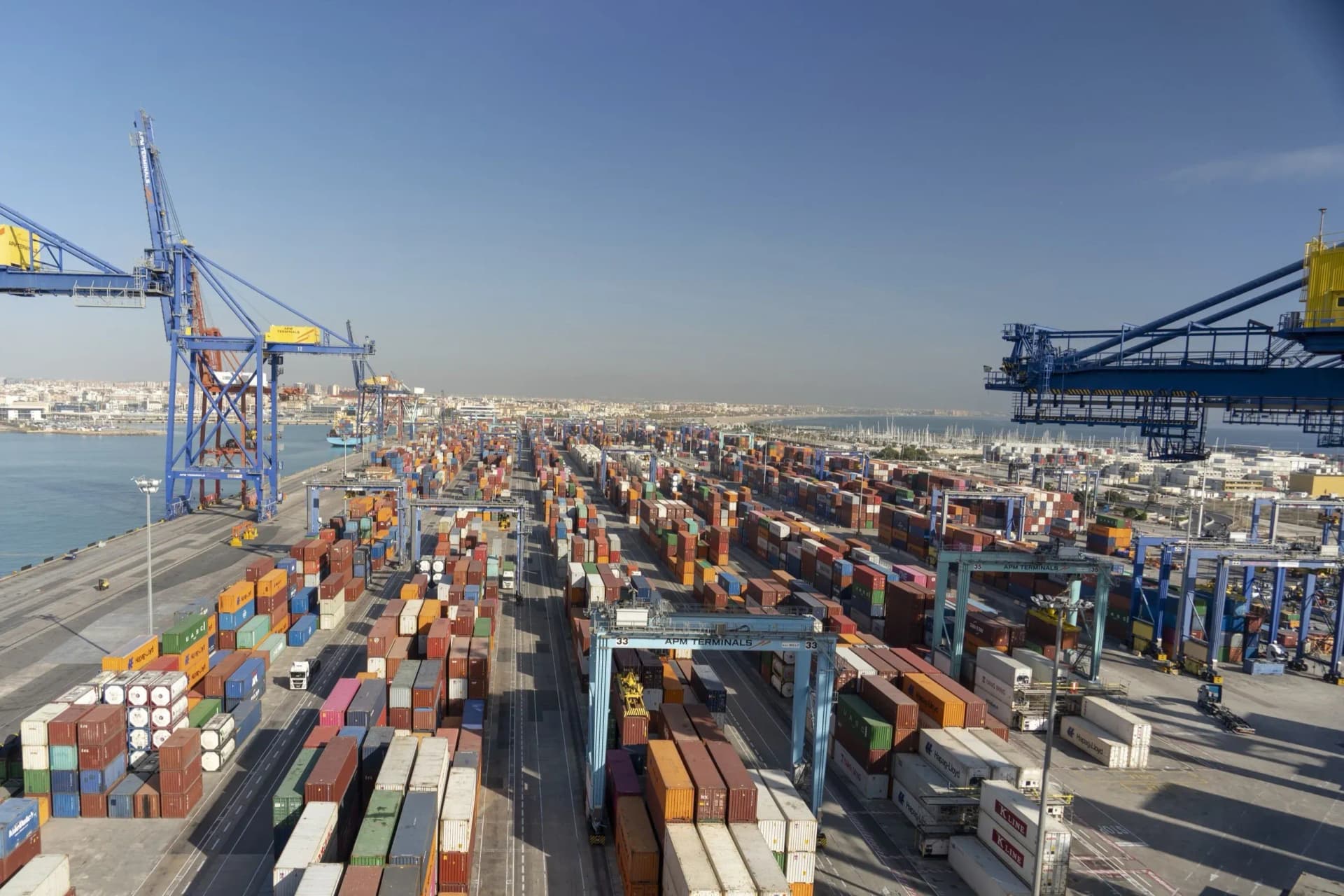 Valenciaport crece en tráficos de exportación e importación pese al retroceso del transbordo