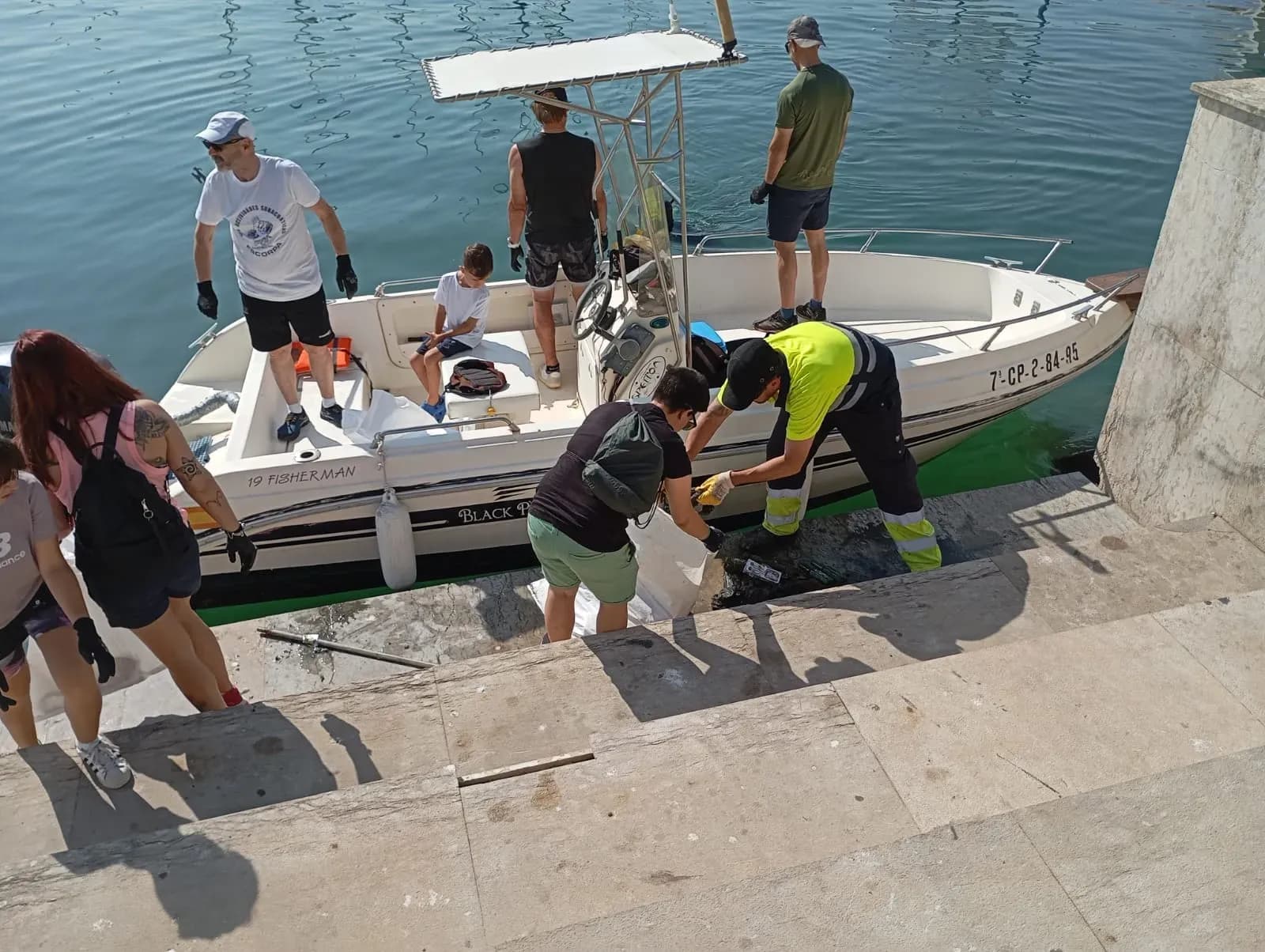 El Puerto de Castellón retira cerca de 400 kilos de residuos del fondo marino