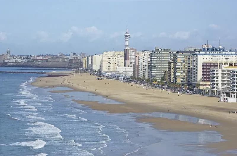Cádiz inicia, este lunes, la temporada media de playas con todos los servicios operativos