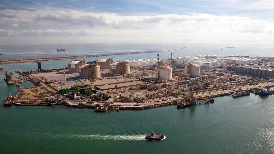 Autorizada la licitación para ampliar los atraques de graneles líquidos en el muelle de la Energía del puerto de Barcelona
