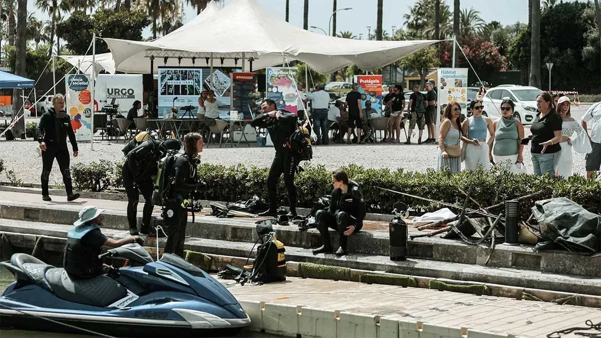 Sotogrande ha retirado 500 kilos de residuos en una jornada de limpieza marina por el Día Mundial de los Océanos