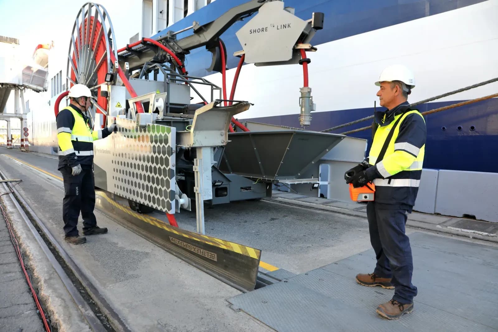 El Grupo Grimaldi evita 250 toneladas de CO₂ en dos meses gracias al sistema OPS del Puerto de Barcelona