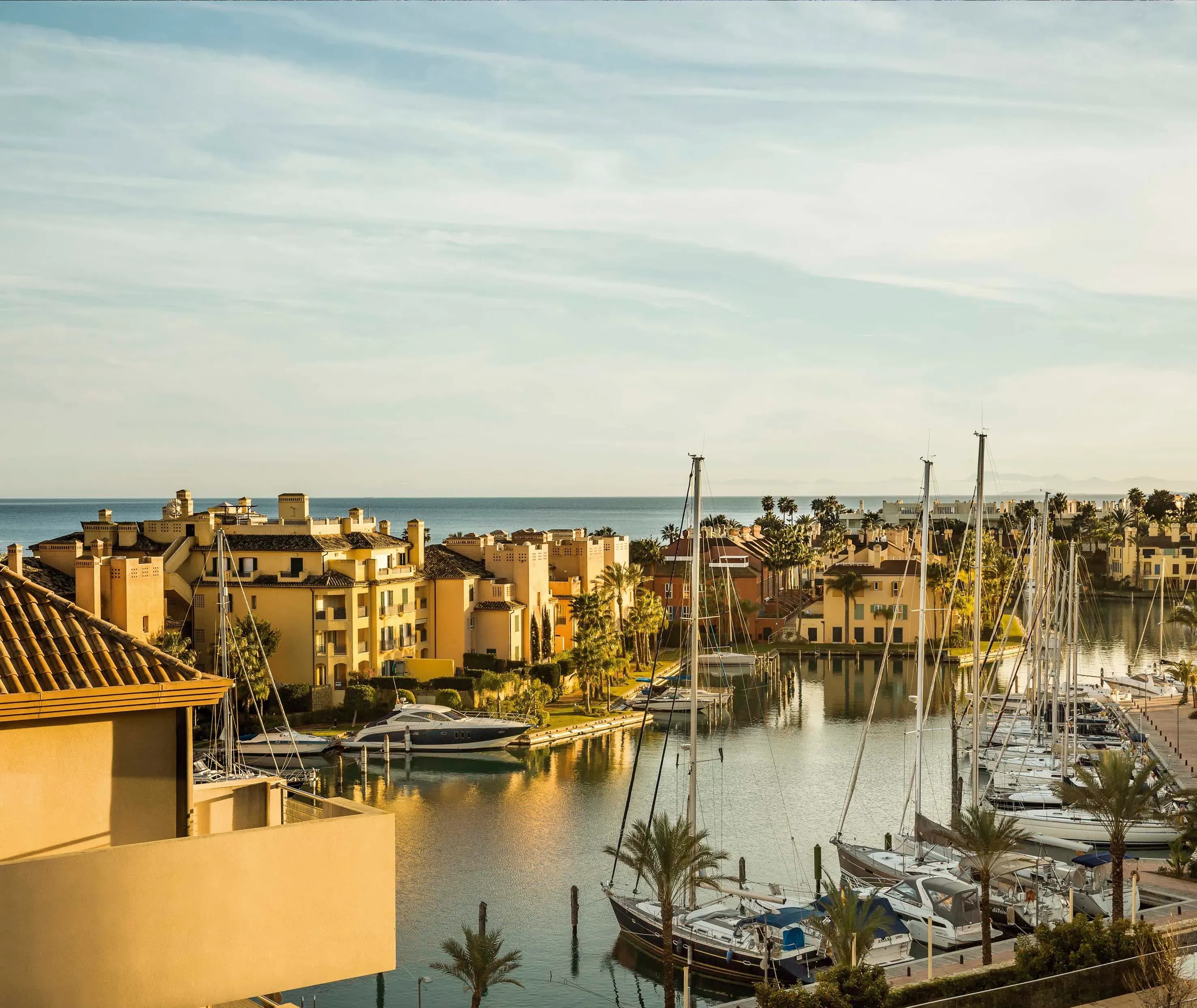 Sotogrande celebra el Día Mundial de los Océanos con una jornada de limpieza del litoral