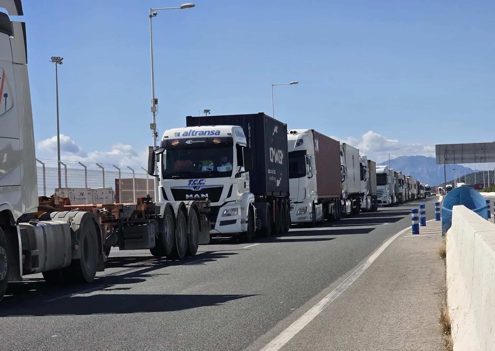 Los transportistas de contenedores del puerto de Algeciras inician el paro de tres días en protesta por las esperas en TTIA