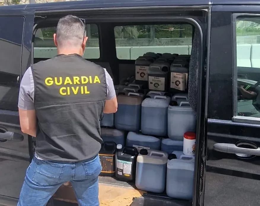 Intervenidos, en el Puerto de Tarifa, más de 600 litros de fertilizantes vinculados al cultivo de marihuana