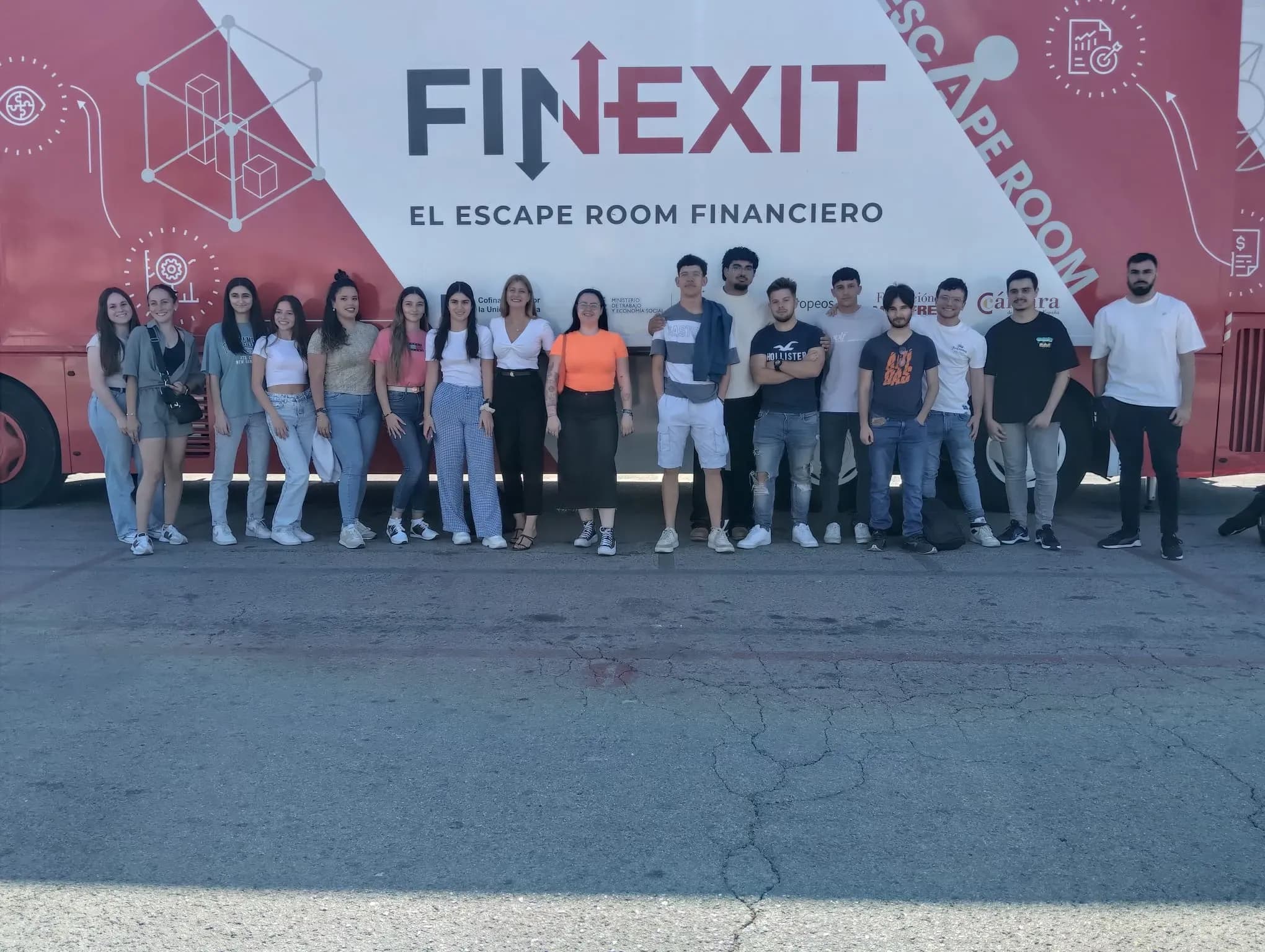 La ruta FINEXIT recala en La Línea para fomentar la educación financiera entre jóvenes de FP