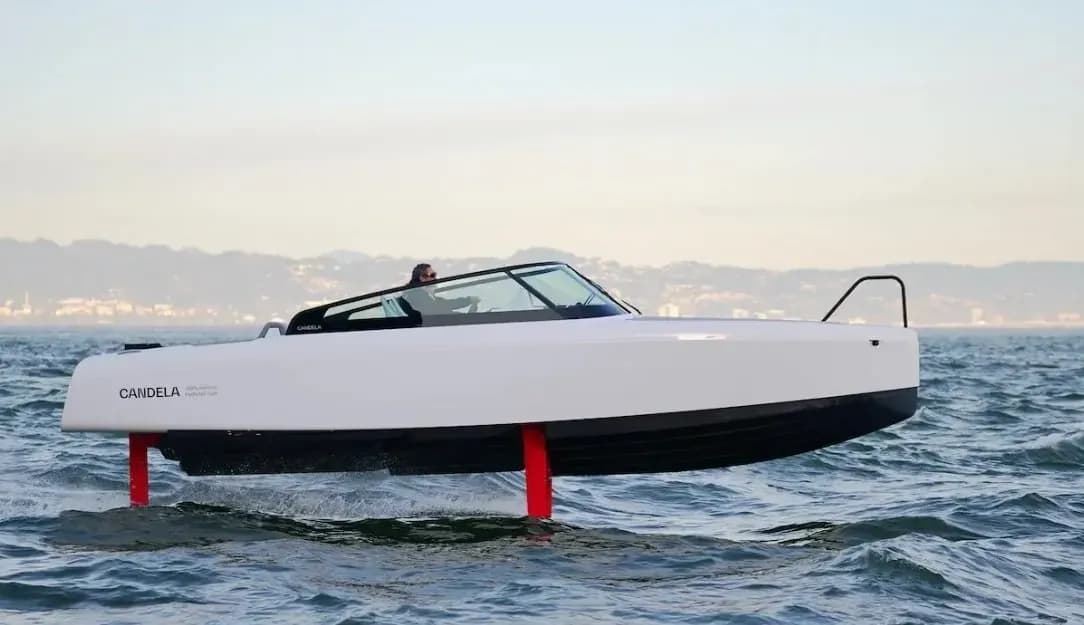 La embarcación eléctrica ‘Candela C-8’ completa la primera travesía intercontinental sin emisiones por el Estrecho de Gibraltar
