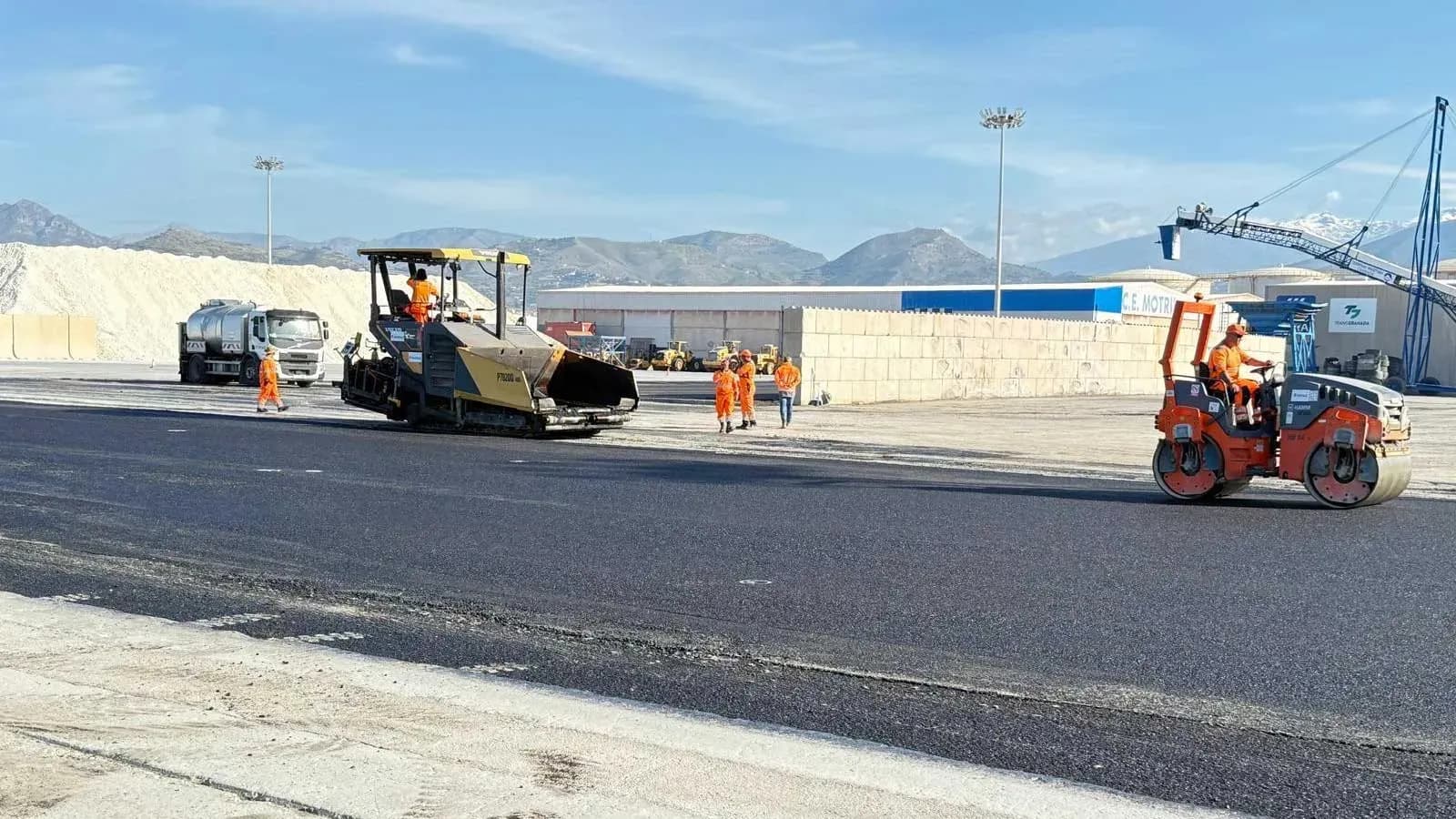 Finaliza el reasfaltado del muelle de las Azucenas en el Puerto de Motril