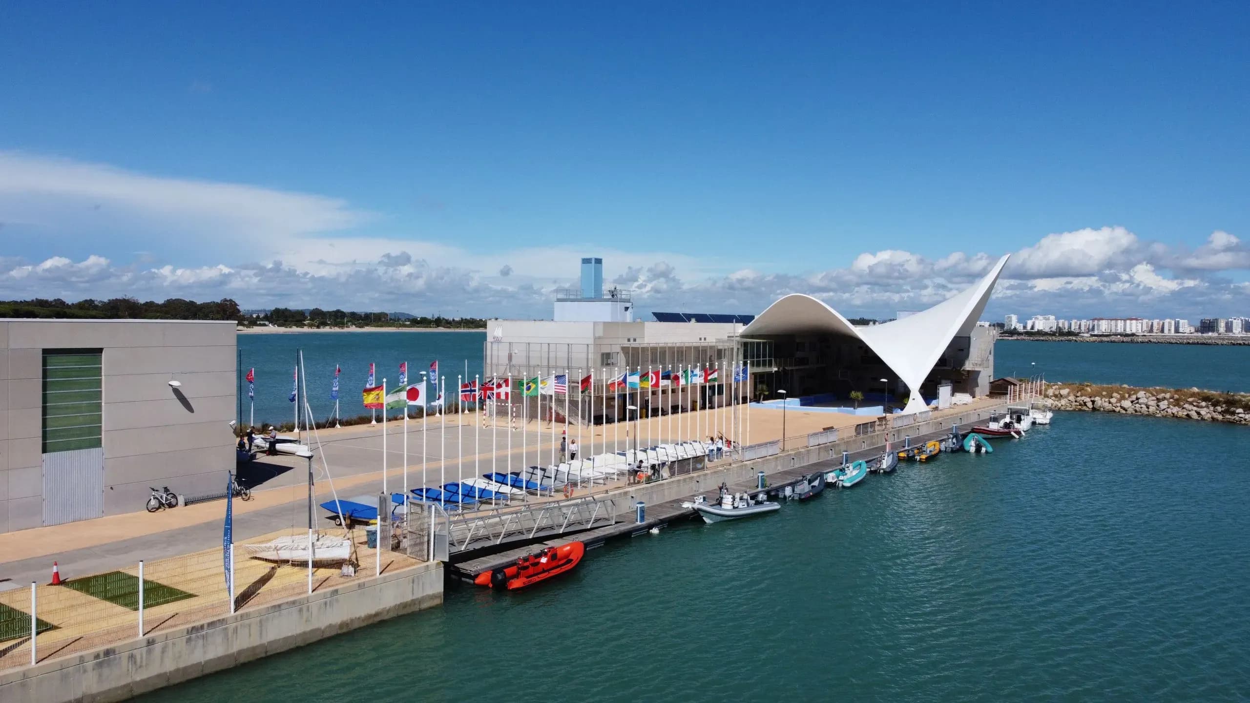 La vela andaluza celebra sus éxitos con una gala y campeonato en la Bahía de Cádiz