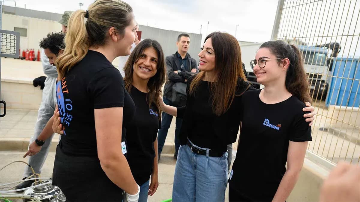 El Puerto de Almería activa una planta de pirólisis para convertir plásticos marinos en biodiésel