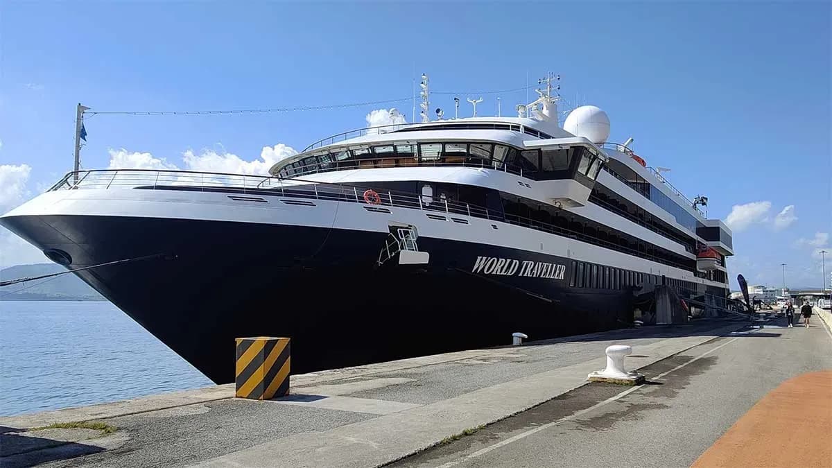 El crucero World Traveller realiza su primera escala en Santander con 200 pasajeros a bordo