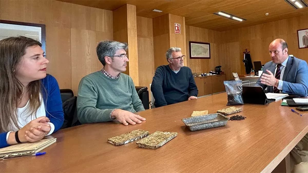 La Junta de Andalucía y Futuralga abordan vías para la valorización sostenible del alga asiática