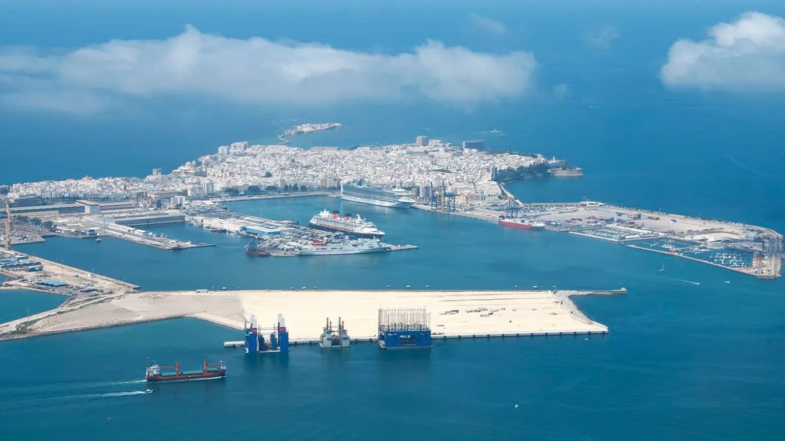 Cádiz y Agadir negocian una nueva línea marítima