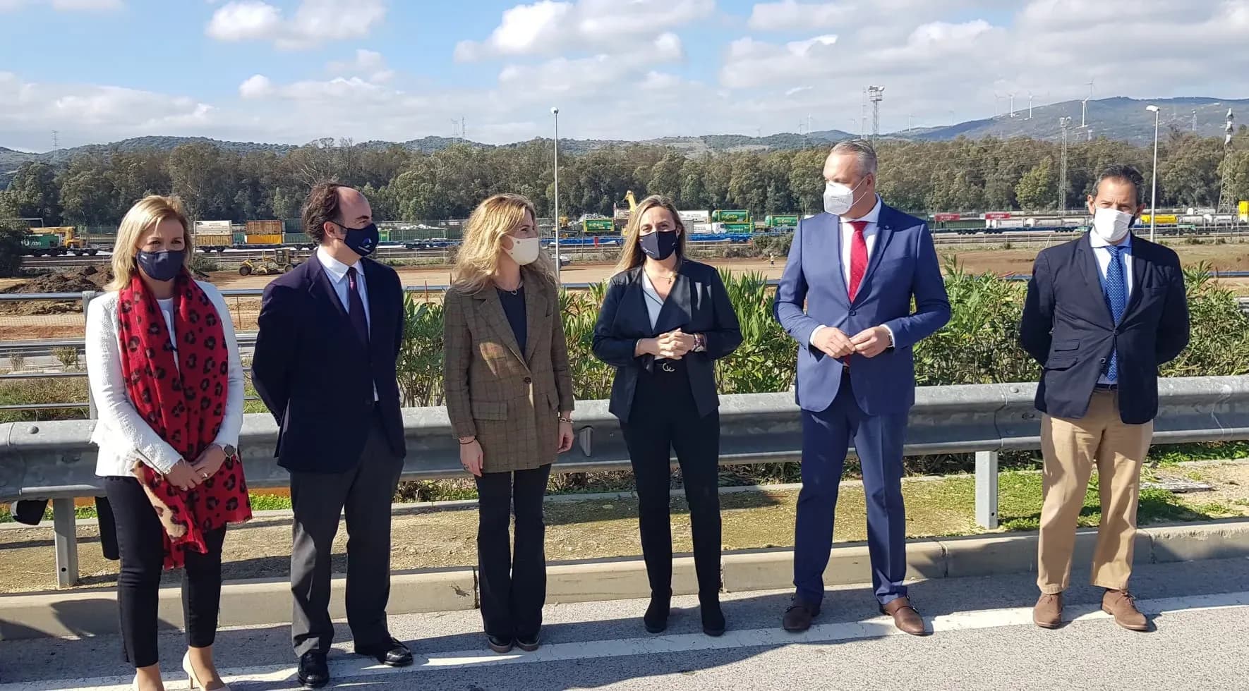 El alcalde de Algeciras entrega a la consejera de Fomento el proyecto del «Ramal Central»