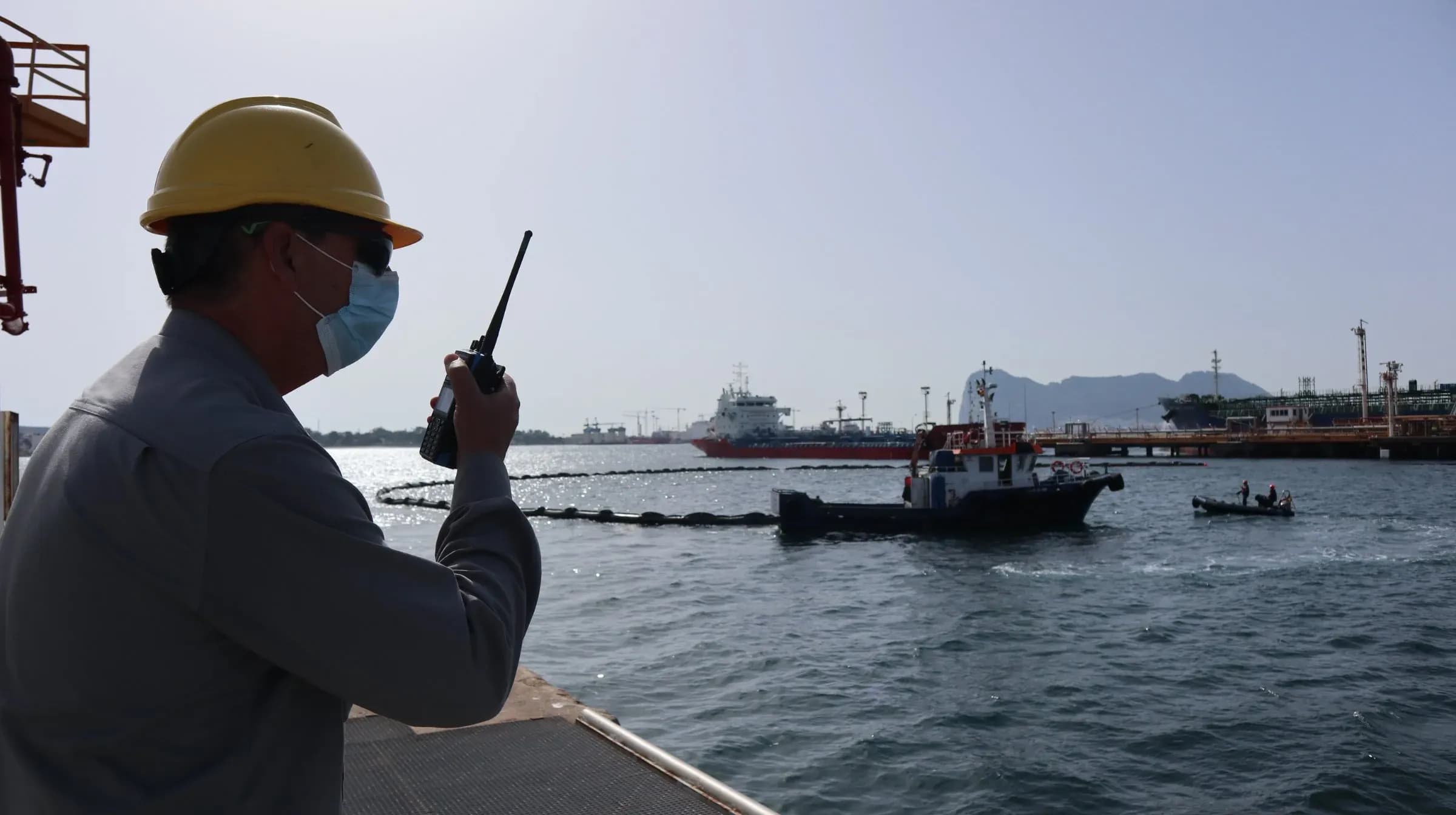 Cepsa realiza un simulacro contra la contaminación marina accidental en el pantalán de la refinería Gibraltar-San Roque