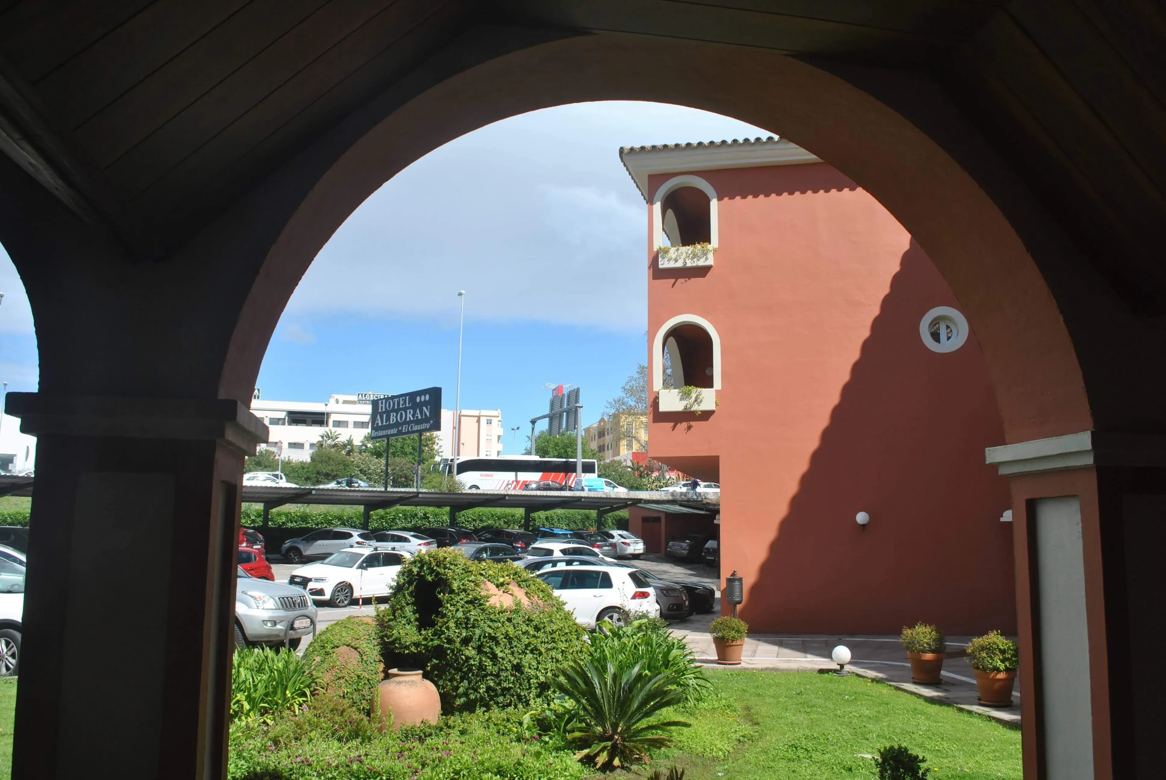 Hotel Alborán abre sus puertas tras dos meses y medio