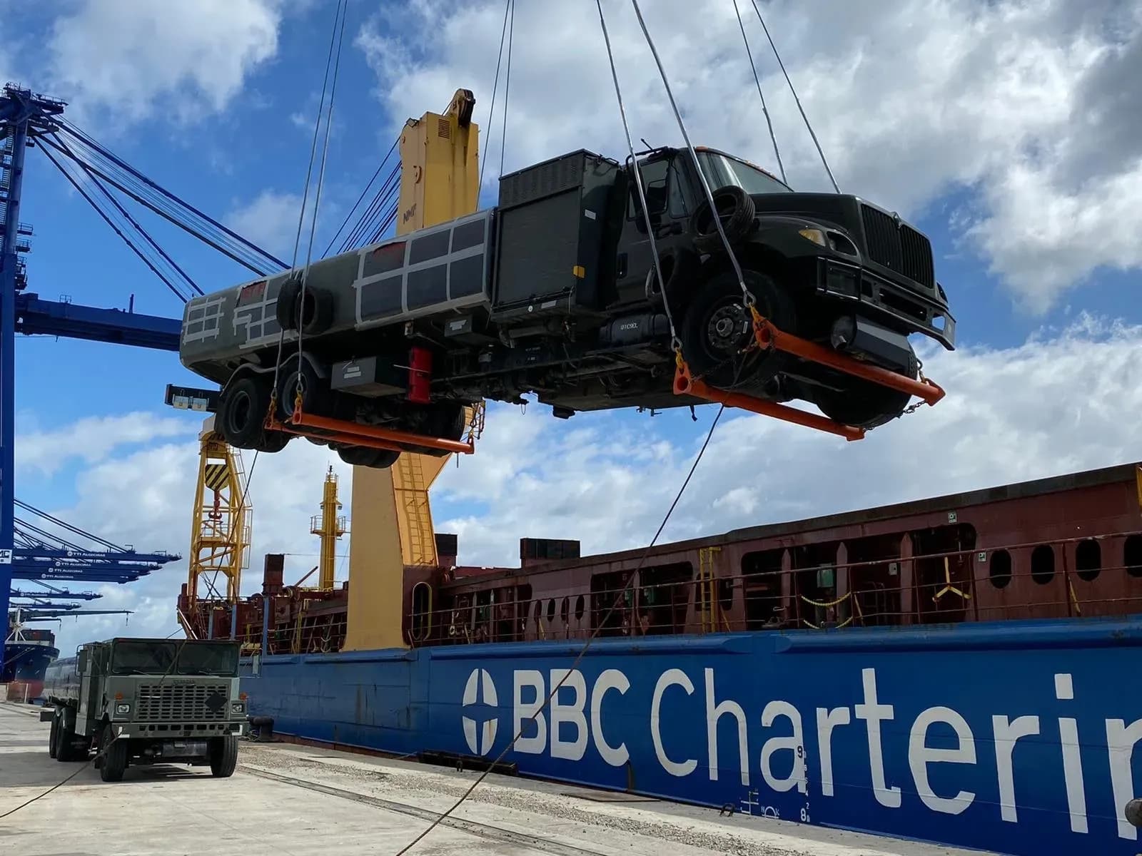 Logistika 360, clave en el transporte de camiones militares con destino a Japón
