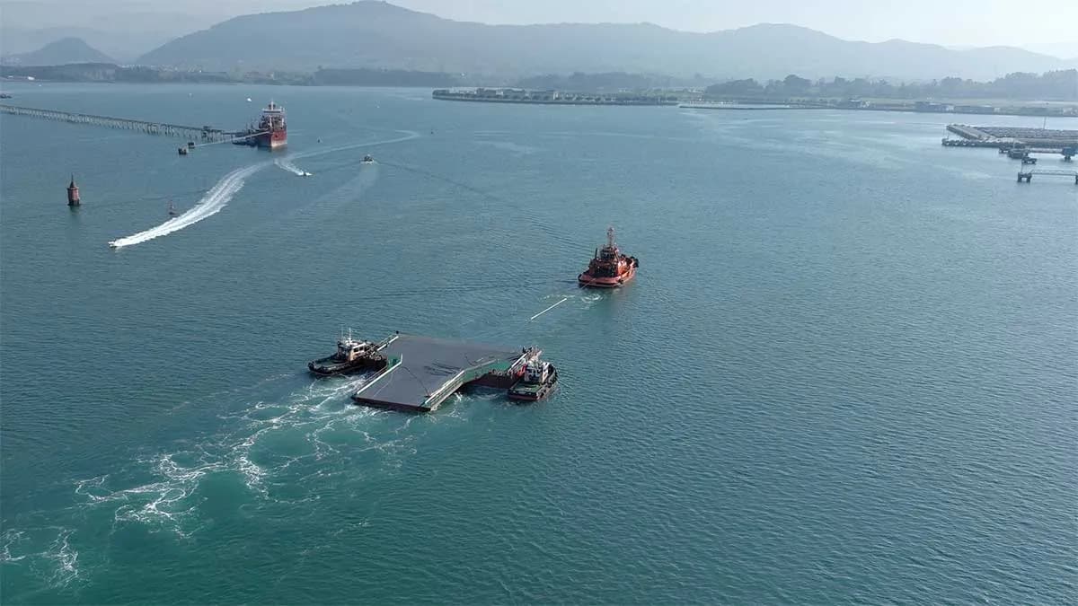 La rampa flotante para el muelle de Raos 9 llega al Puerto de Santander tras semanas de retraso por los temporales