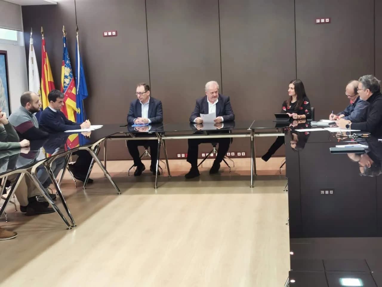 Instituciones y consignatarios de Alicante tratan el uso de combustibles con alto contenido de azufre en buques