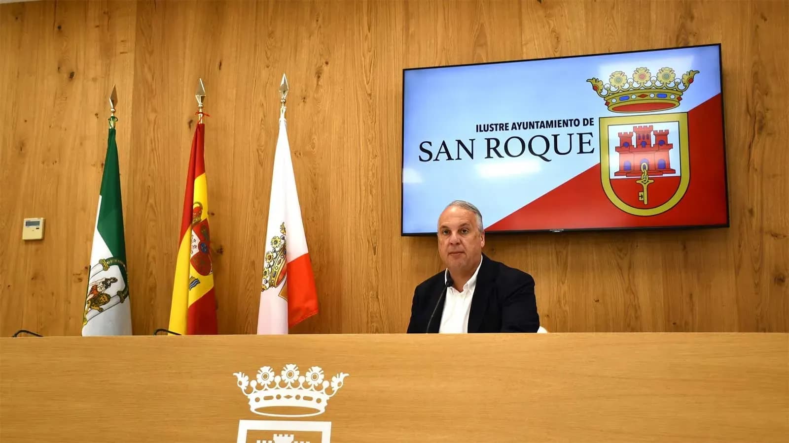 El alcalde de San Roque reclama a Diputación y Junta la colaboración para retirar el alga invasora de sus playas