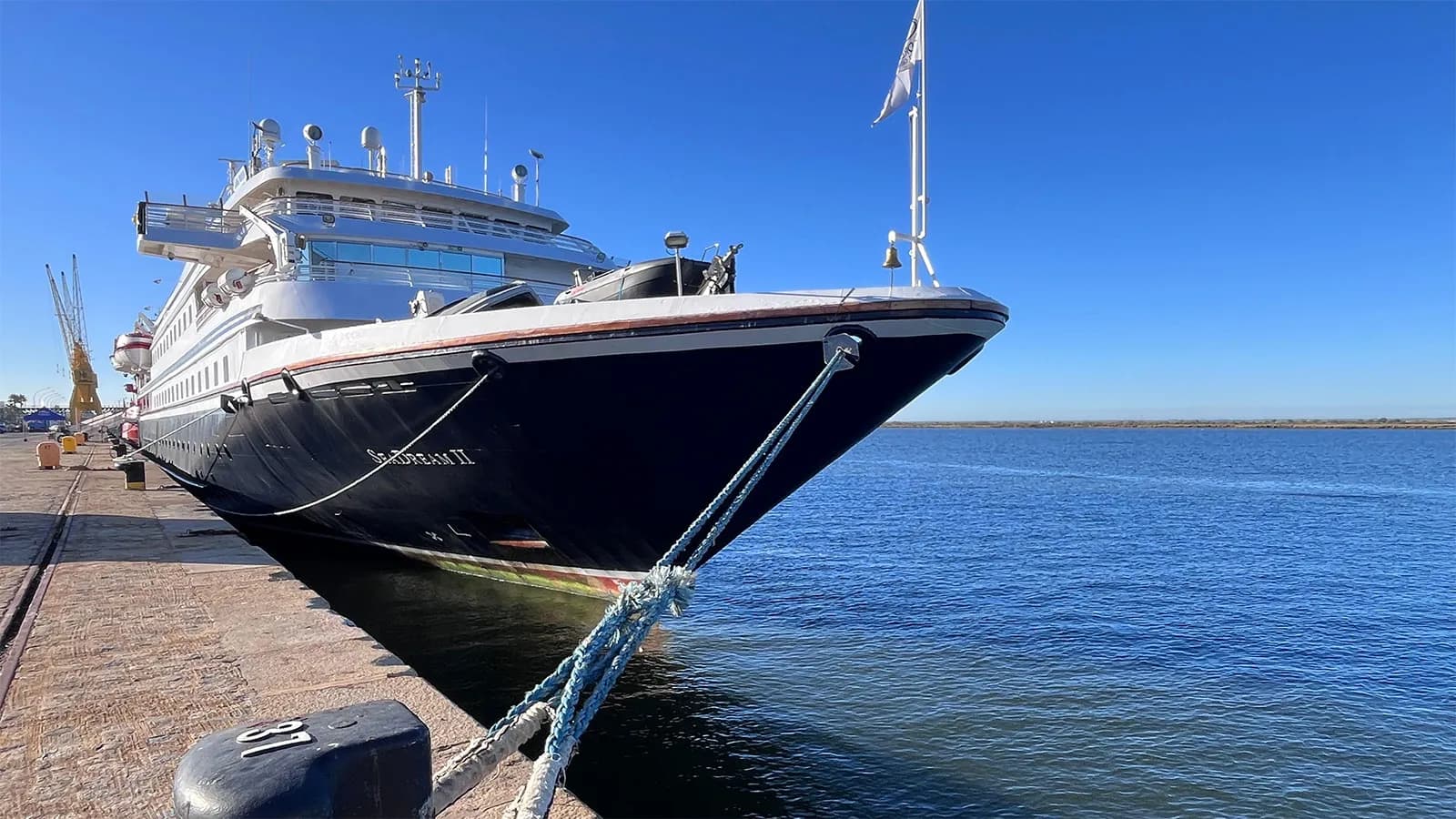 El crucero de lujo SeaDream II hace escala en el Puerto de Huelva