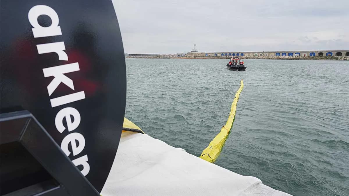 El Puerto de Tarragona realiza un ejercicio para probar nuevos equipos contra la contaminación marítima