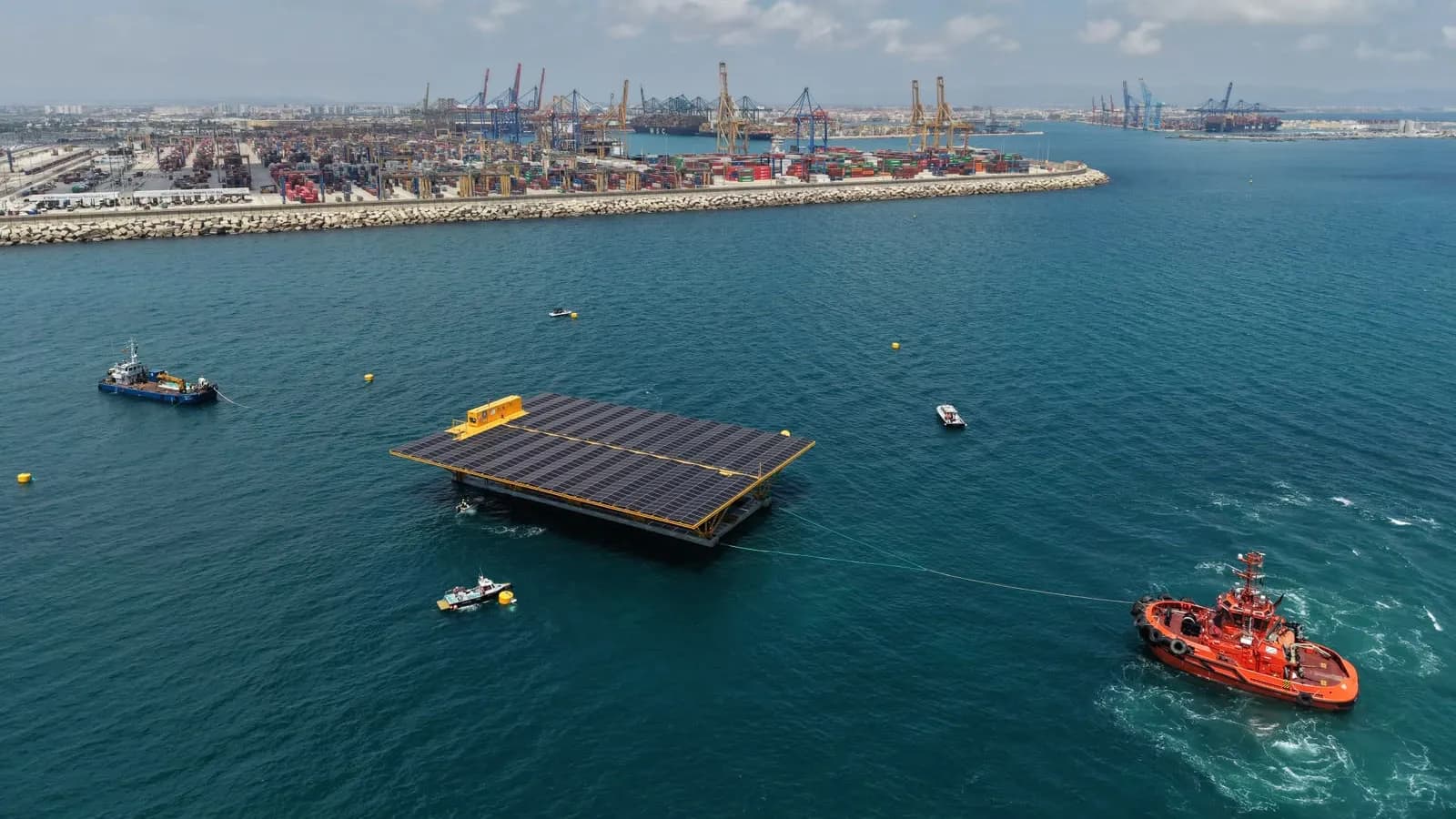 La primera plataforma solar marina de España llega al Puerto de Valencia para iniciar su fase de pruebas