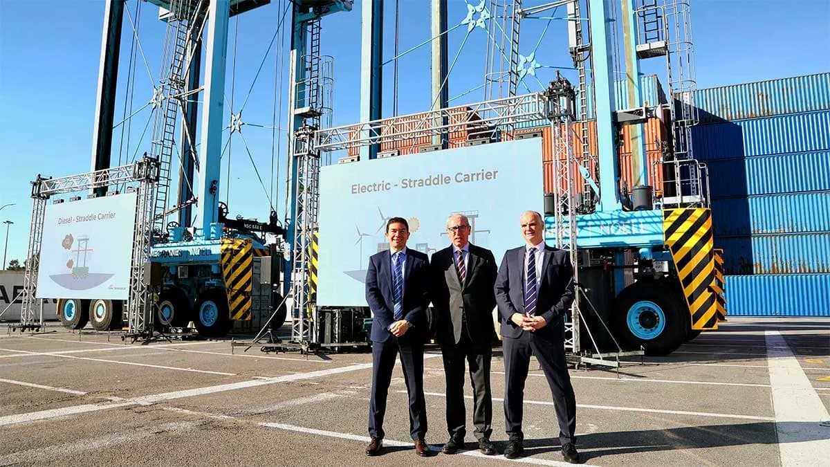 APM Terminals avanza en la electrificación de su terminal en Barcelona con la llegada de cinco straddle carriers eléctricas
