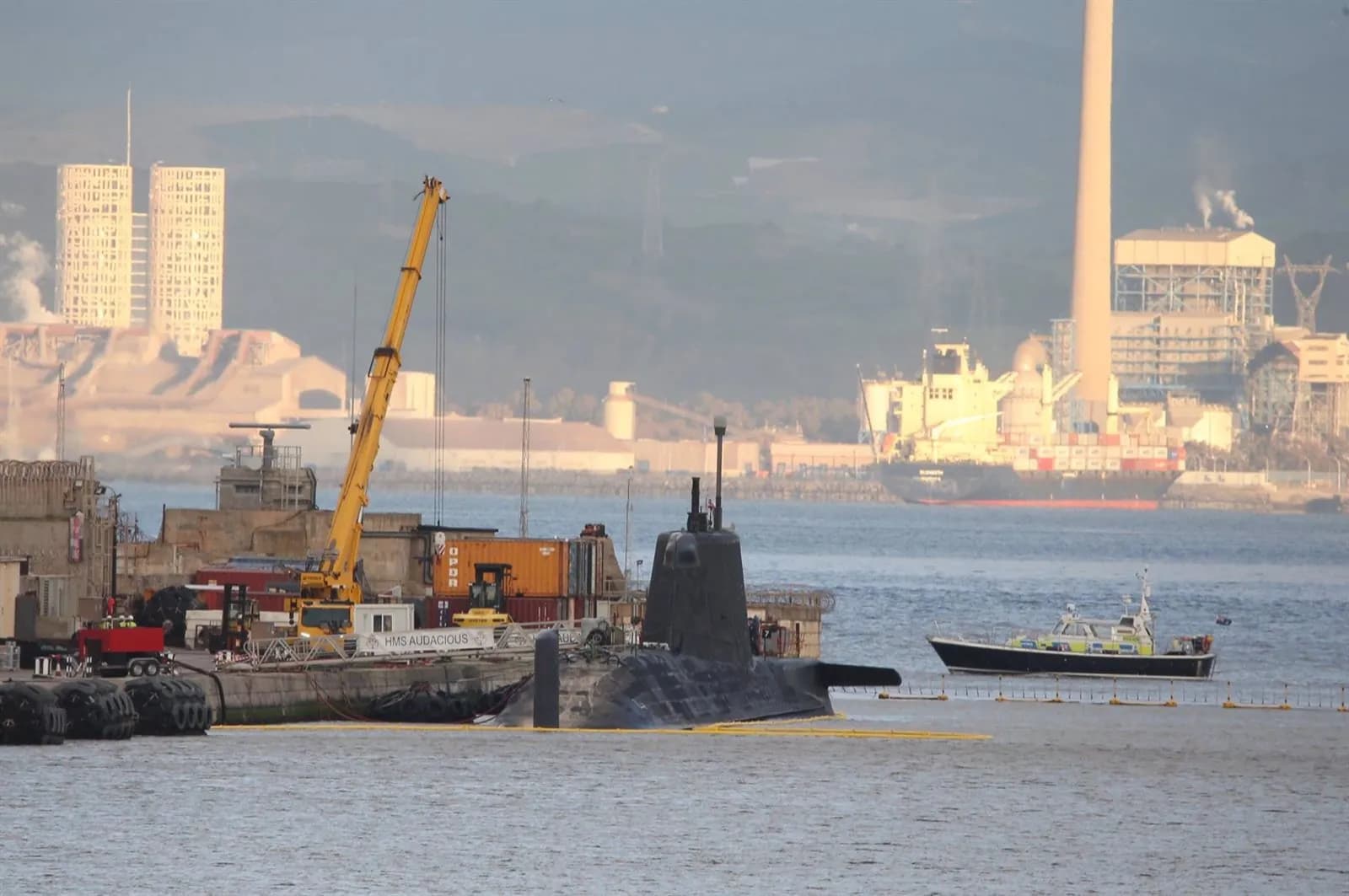 El submarino HMS Anson atraca en Gibraltar en medio de nuevas críticas ecologistas