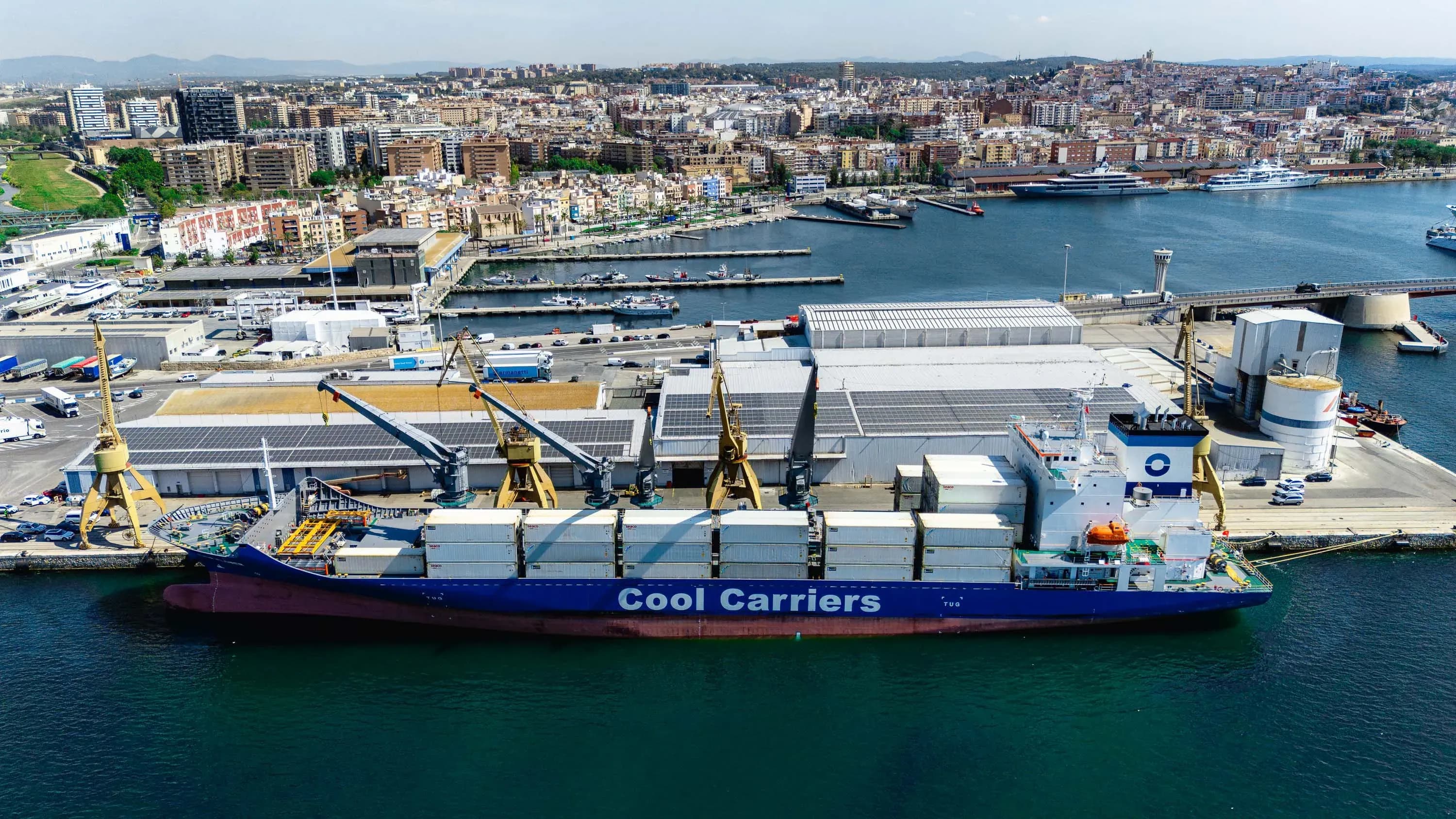 El Puerto de Tarragona inicia la temporada del kiwi con la llegada del buque Snow Flower