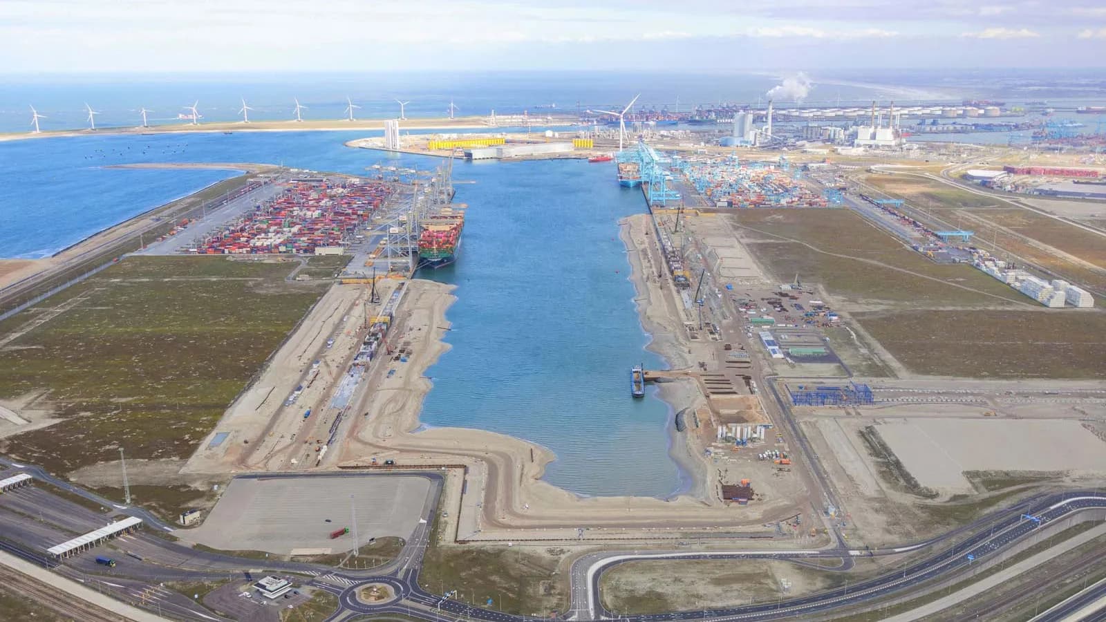 La Autoridad Portuaria de Róterdam y APM Terminals firman un acuerdo para ampliar la terminal de contenedores de Maasvlakte II