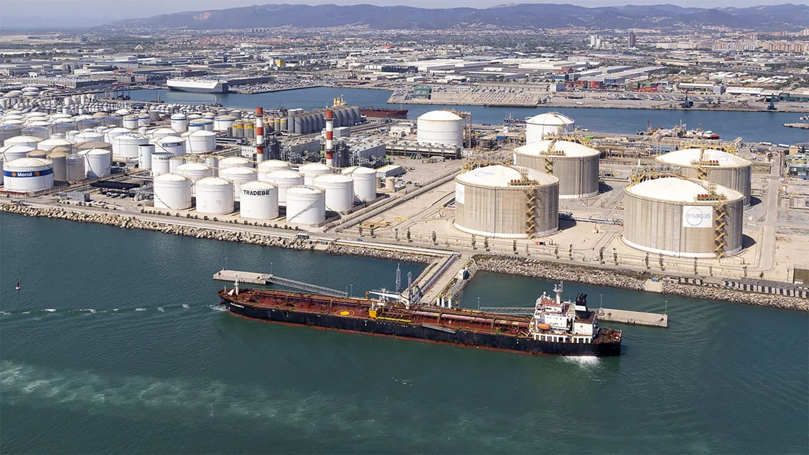 Graneles líquidos y sólidos sostienen el crecimiento del 1,5% del Puerto de Barcelona