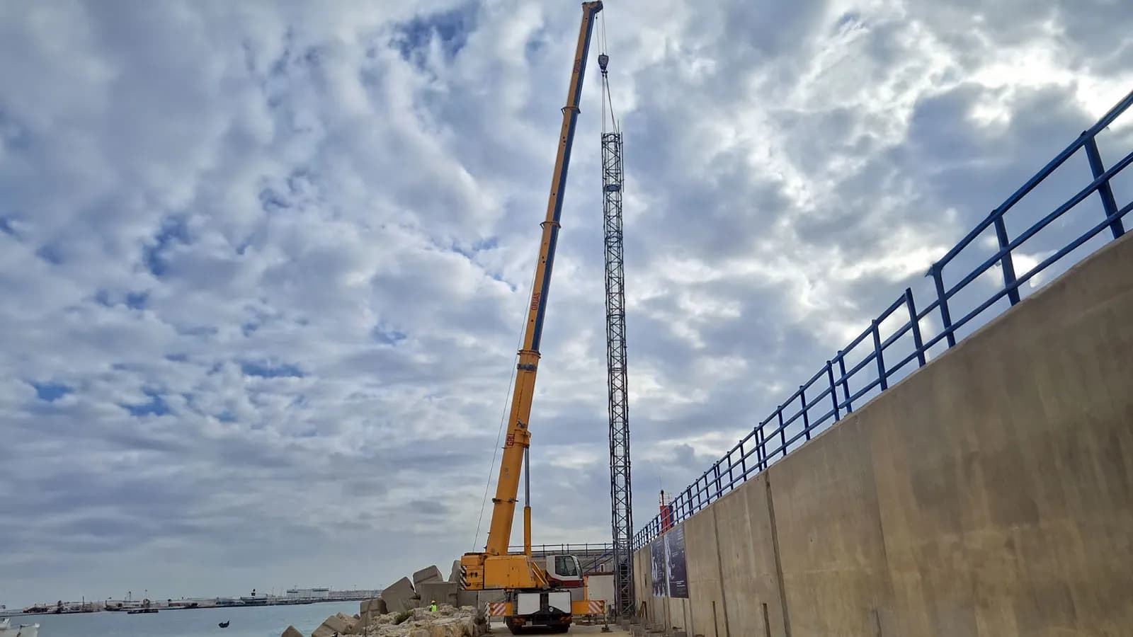 La Autoridad Portuaria de Valencia instala seis de las diecisiete torres de su futura red 5G privada