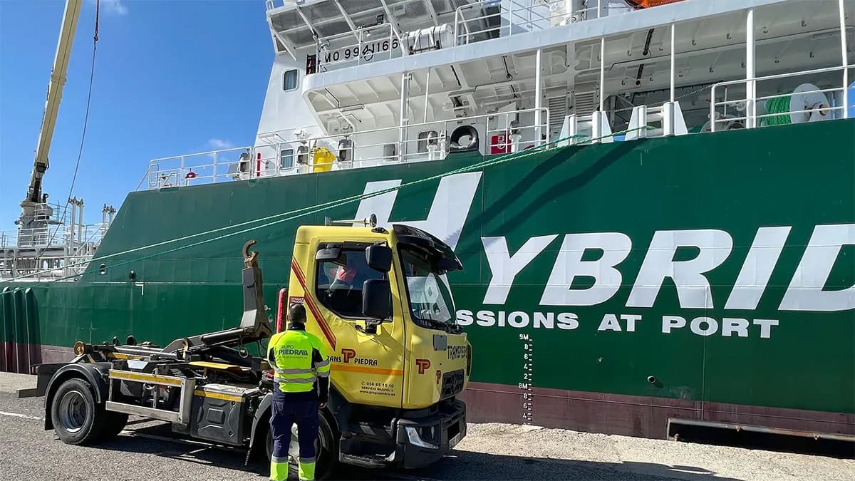 Transpiedra lleva a cabo la gestión de residuos de la gabarra híbrida «Bahía Levante»