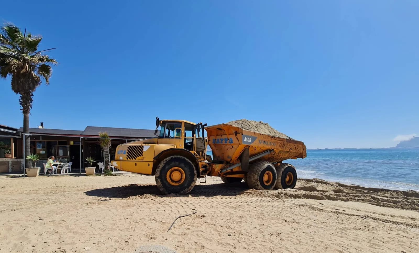 Comienza la redistribución de arena en las playas de Algeciras
