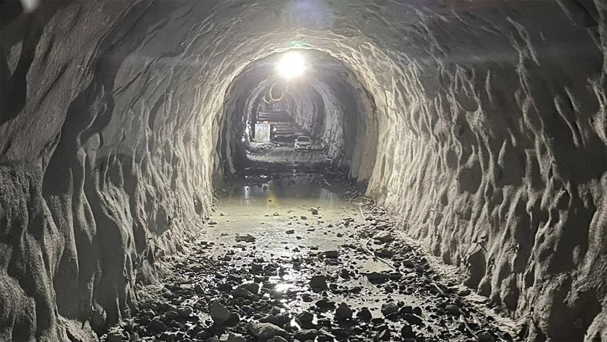 Los trabajos de excavación del túnel principal del tren al puerto exterior de La Coruña avanzan con la unión de dos frentes