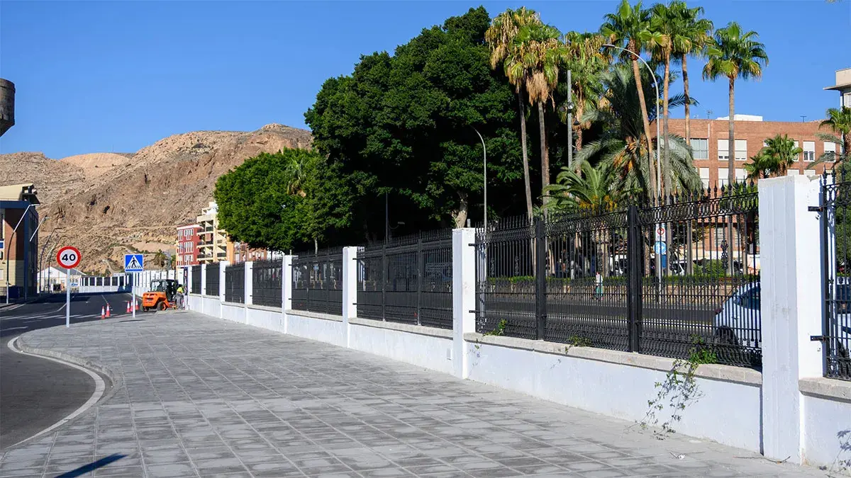 El Puerto de Almería renueva su cerramiento junto a la Vía Parque con una inversión próxima al millón de euros