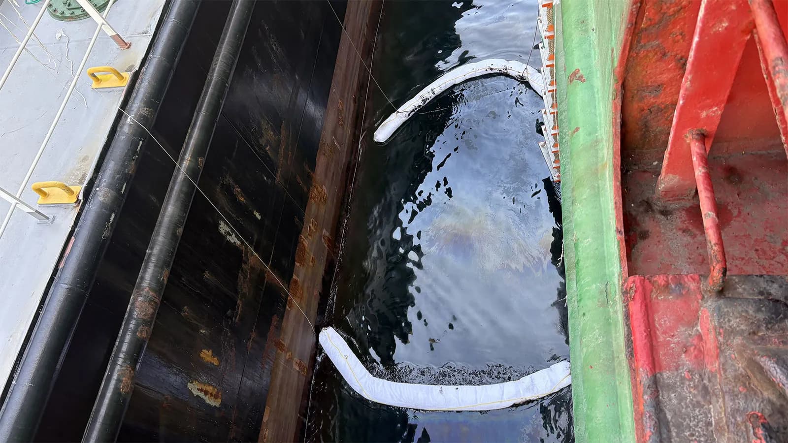 The captaincy retains the "Atlantic Merchant" and demands a guarantee of 200,000 euros for the spill in the Bay of Algeciras