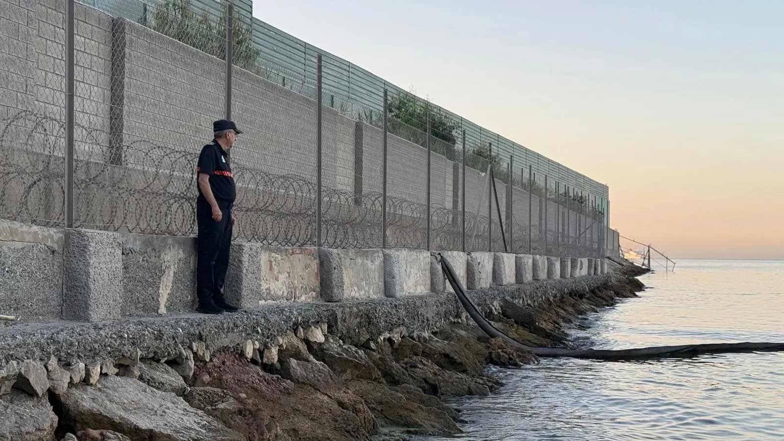 El Ayuntamiento de Los Barrios continúa con la limpieza de la playa de Palmones tras un vertido de alquitrán