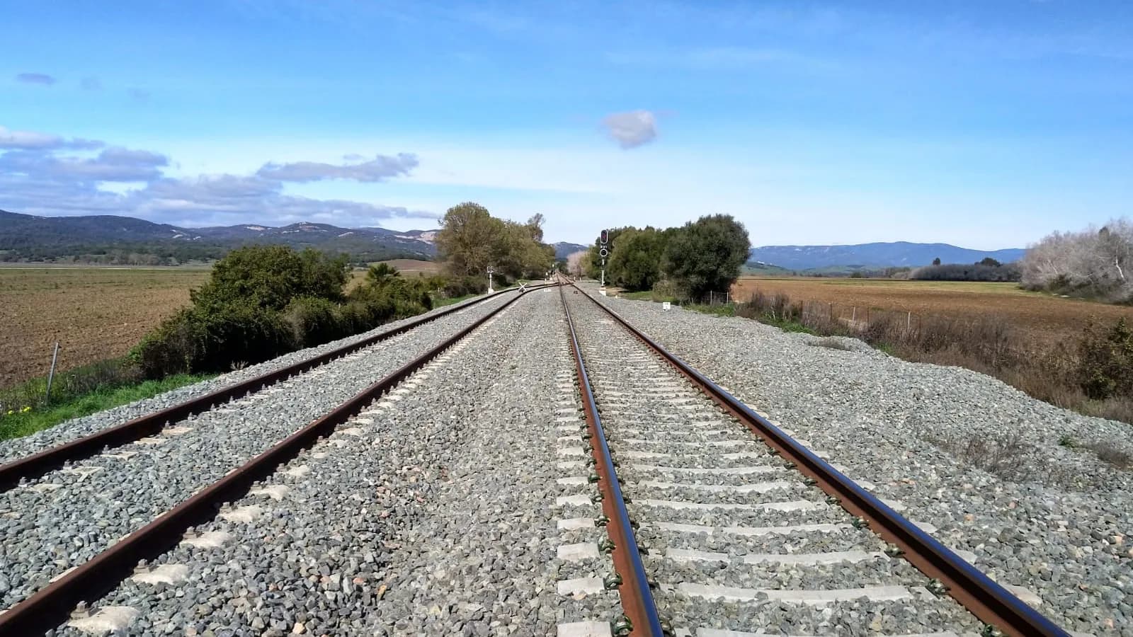 Vía renovada de la Línea Bobadilla Algeciras a su paso por Castellar
