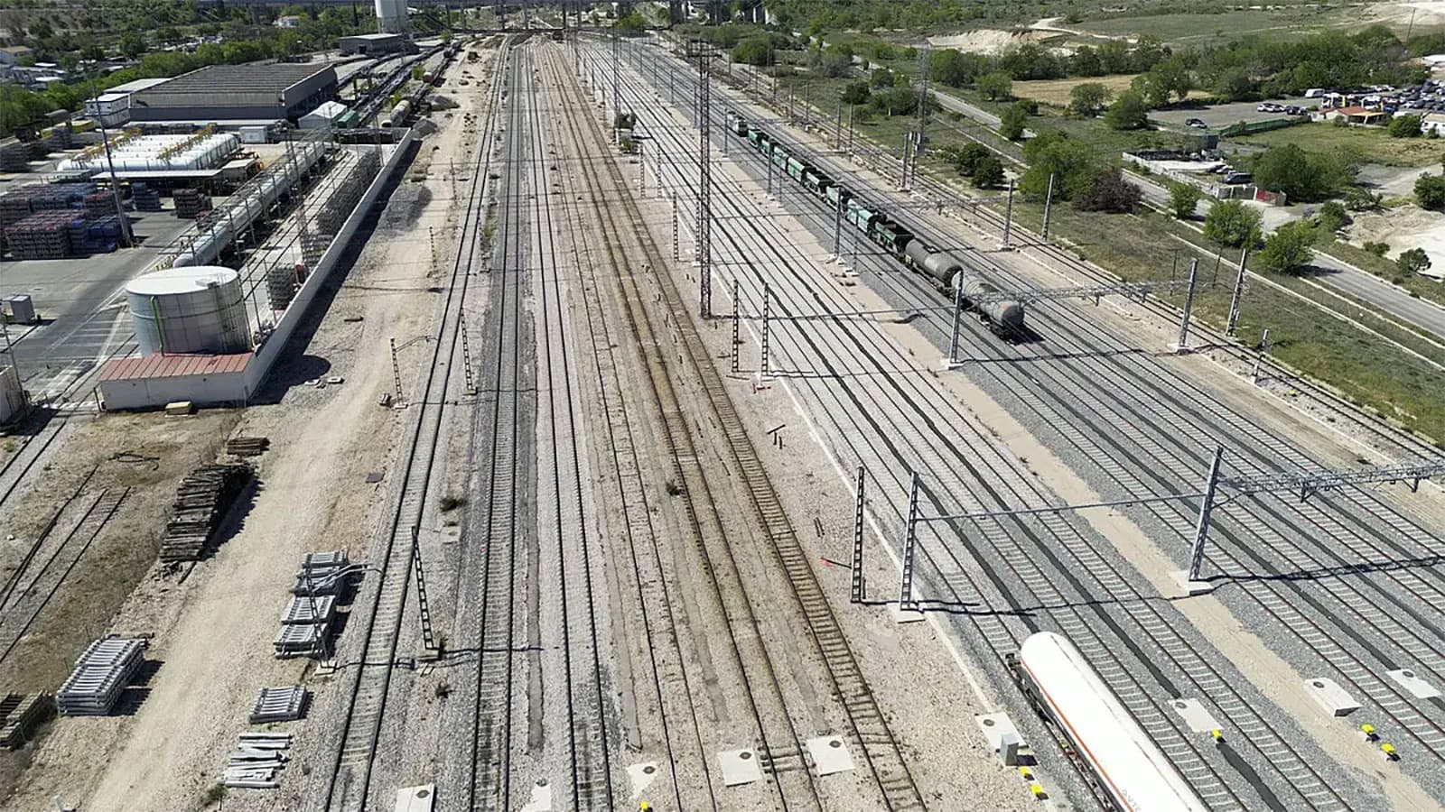 La CNMC da tres meses a Adif para liberar capacidad en las vías de las terminales de mercancías