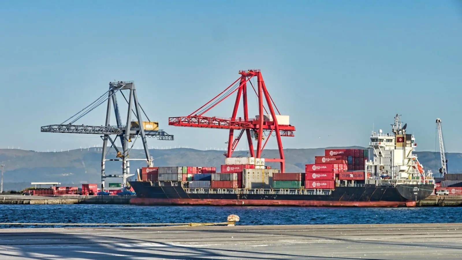 El Puerto de Vilagarcía supera por vez primera la cifra de 460.000 toneladas de mercancía movida en el primer cuatrimestre del año