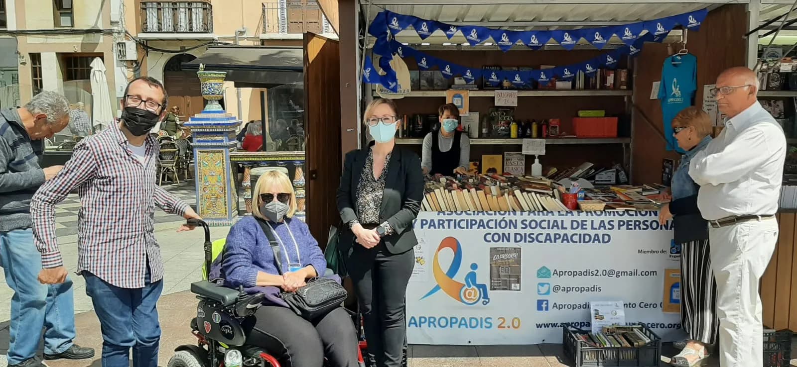 Fundación Cepsa visita el proyecto de libros de segunda mano de Apropadis 2.0