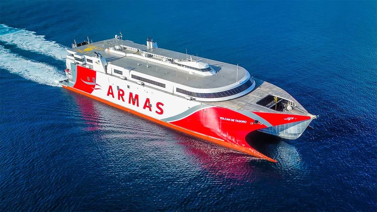 Armas Trasmediterránea refuerza las conexiones entre islas con motivo del Día de Canarias