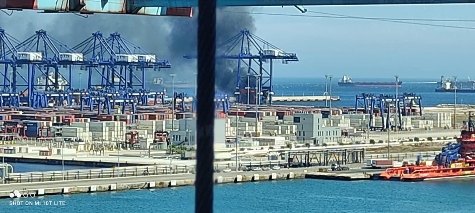Un aparatoso incendio en TTIA vuelve a causar alarma entre los habitantes del Campo de Gibraltar