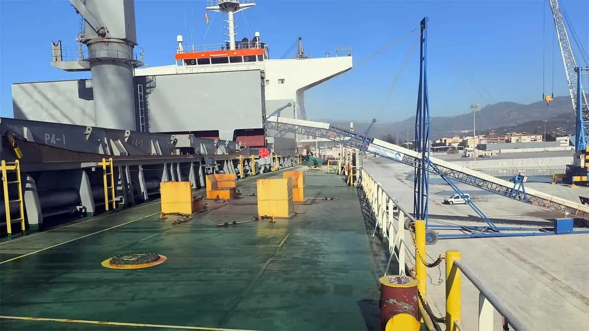 Terminal Marítima Granada bate el récord de exportación del Puerto de Motril con la carga de 55.000 toneladas de áridos y yeso en dos días