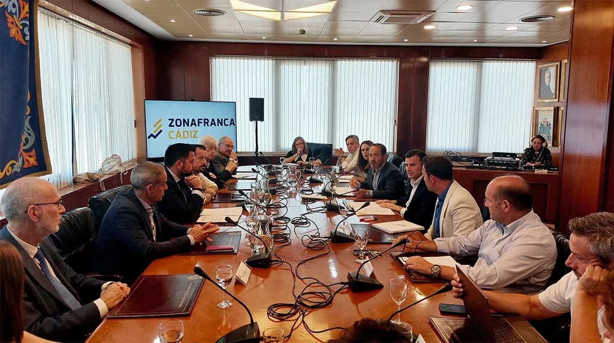 Los nuevos vocales del Ayuntamiento de Cádiz asumen los cargos en el pleno de la Zona Franca